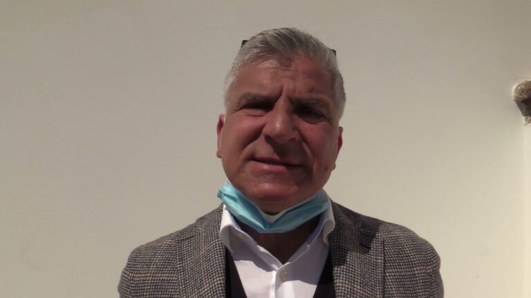 “SIAMO ESASPERATI, ABBIAMO BISOGNO DI LAVORO NON DI SUSSIDI”, LAVORATORI STAGIONALI, COMMERCIANTI E RISTORATORI SCENDONO IN PIAZZA A FORIO E CHIEDONO IN CORO DI POTER RITORNARE A VIVERE