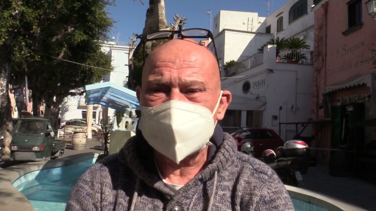 A FORIO L’INCHINO DELLA CORSA DELL’ANGELO RAPPRESENTATO NELLA FONTANA DI PIAZZA MATTEOTTI