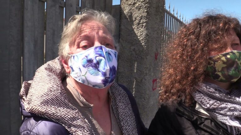 VACCINAZIONI A FORIO, TANTISSIMI I CITTADINI IN FILA AL PALACASALE MA MOLTE ANCHE LE LAMENTELE PER LE LUNGHE ATTESE