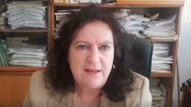 GLI ALUNNI DELLA SCUOLA MEDIA DI ISCHIA FELICI DI ESSERE RITORNATI TRA I BANCHI DI SCUOLA, LA DIRIGENTE MONTI: “LA GUARDIA E’ MOLTO ALTA PER L’AUMENTO DEI CASI COVID SULL’ISOLA D’ISCHIA”