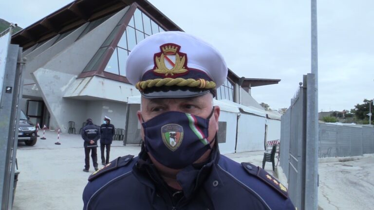 DOPO I DISAGI DEI PRIMI GIORNI, ORA FILA TUTTO LISCIO NELL’ORGANIZZAZIONE PER LA SOMMINISTRAZIONE DEI VACCINI AL “PALACASALE” ANCHE PER QUANTO CONCERNE LA VIABILITA’: A NUVOLA TV L’INTERVISTA AL COMANDANTE DELLA POLIZIA MUNICIPALE DI FORIO