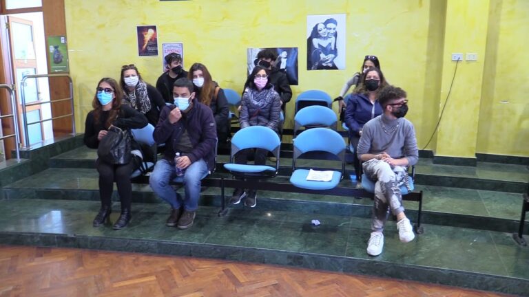 A PROCIDA TENSIONE ALLE STELLE PER L’ABBATTIMENTO DELLA CASA DELLA FAMIGLIA AMBROSINO: STAMATTINA DECINE DI CITTADINI CON LA LORO PRESENZA HANNO PROTESTATO ALL’ESTERNO DEL MUNICIPIO