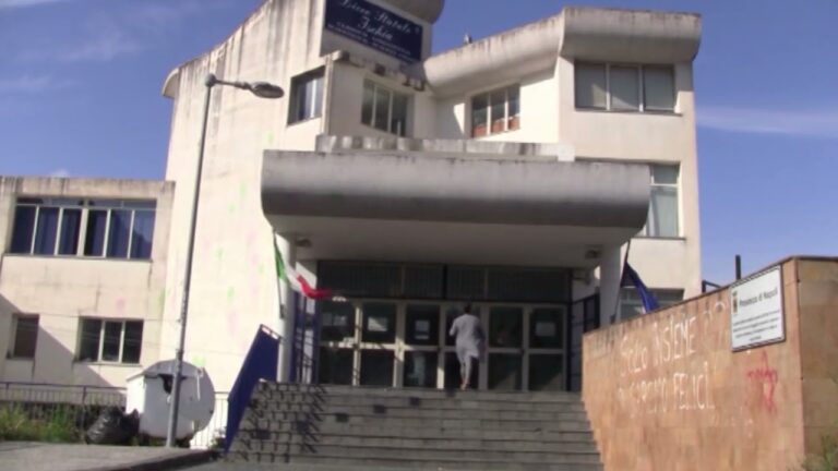 RIENTRO A SCUOLA, AL LICEO DI ISCHIA TUTTO OK DOPO LE PREOCCUPAZIONI SOLLEVATE DAGLI STUDENTI, LA DIRIGENTE BARBIERI: “SIAMO IN ATTESA DI SAPERE SE DALLA PROSSIMA SETTIMANA IL RIENTRO SARA’ AL 100%”