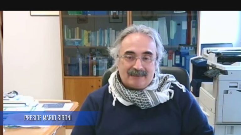 RIENTRO A SCUOLA TRA POLEMICHE E PREOCCUPAZIONI, MARIO SIRONI DIRIGENTE DEL “TELESE”: “SULL’APERTURA DELLE SCUOLE C’E’ MOLTA IPOCRISIA” E DENUNCIA E PROBLEMATICHE LEGATE AL TRASPORTO: “AL MATTINO CI SONO DOCENTI CHE NON RIESCONO NEPPURE AD IMBARCARSI”
