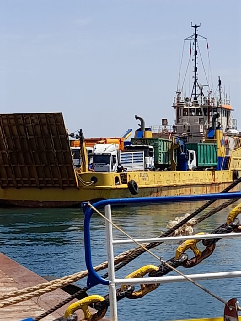 PASSEGGERI E AUTOMEZZI BLOCCATI A BORDO, ANCORA DISSERVIZI SUL TRASPORTO DEI RIFIUTI