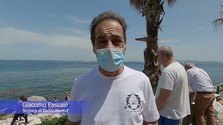 GIORNATA ECOLOGIA A LACCO AMENO, RIMOSSI RIFIUTI DI OGNI GENERE SU PARTE DELLA SCOGLIERA CHE COSTEGGIA IL LUNGOMARE, I VOLONTARI IN CORO: “RISPETTA TE STESSO, RISPETTANDO L’AMBIENTE”