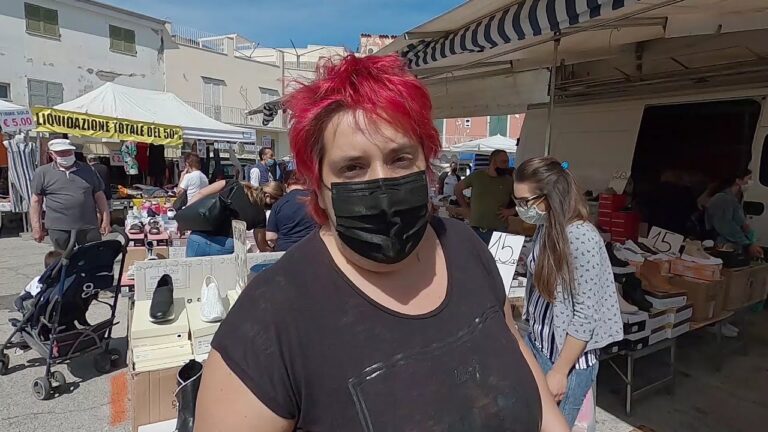 DOPO LE PROTESTE DEI MERCATALI IL MERCATO DI CASAMICCIOLA RIPARTE DAL PARCHEGGIO DI PIAZZA BAGNI, ESERCENTI E CITTADINI: “SPERIAMO NON CI SIANO ULTERIORI PROBLEMI”