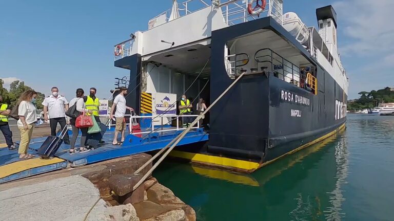 L’ISOLA D’ISCHIA NEL WEEKEND SI E’ POPOLATA DI TURISTI CHE ESALTANO LA BUONA CUCINA ISOLANA E LA STRAORDINARIA ACCOGLIENZA RICEVUTA: “NON VEDIAMO L’ORA DI RITORNARE”, ASSICURANO IN CORO