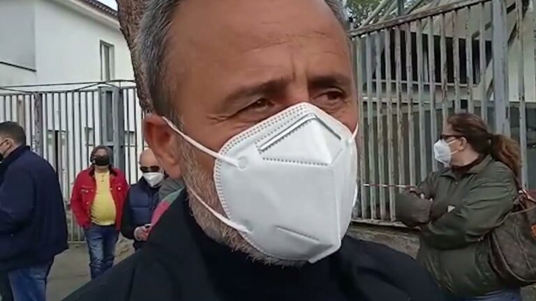 CENTINAIA DI CITTADINI IN FILA IN ATTESA DI VACCINARSI, IL LORO CORO E’ UNANIME: “L’UNICO MODO PER SCONFIGGERE IL COVID-19 E RITORNARE AD UNA VITA NORMALE E’ VACCINARCI TUTTI”