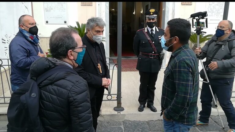 “BENVENUTO SULL’ISOLA DELL’ILLEGALITÀ”, COSÌ I GIOVANI DI PROCIDA HANNO ACCOLTO L’ARCIVESCOVO DI NAPOLI DOMENICO BATTAGLIA IN RIFERIMENTO ALL’ABBATTIMENTO DI CASA AMBROSINO