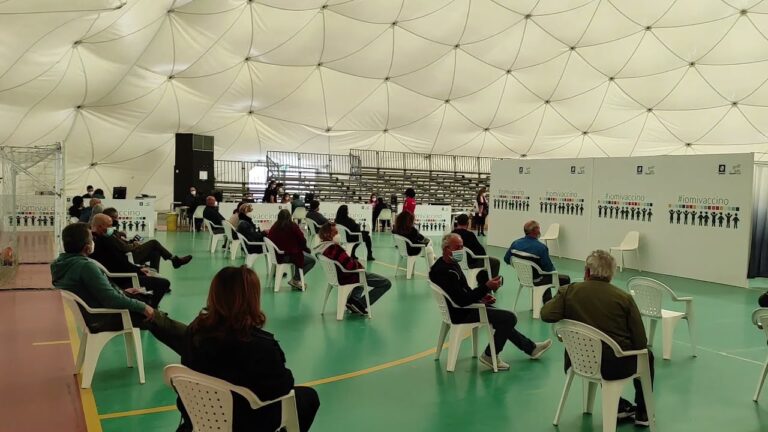 VACCINI – L’ASL HA CAMBIATO PASSO MA GLI ISCHITANI? LE SOMMINISTRAZIONI CORRONO PIU’ DELLE PRENOTAZIONI, SI SPERA NEGLI OPEN DAY. A FORIO I VOLONTARI DELLA CB LASCIANO IL CENTRO: “DA SOLI NON CE LA FACCIAMO”