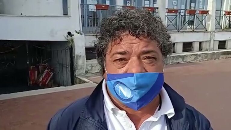 MATTINATA DI PROTESTA DEI MERCATALI SOTTO IL MUNICIPIO DI CASAMICCIOLA: “ORA BASTA CHIACCHIERE, DATECI LA POSSIBILITA’ DI ALLESTIRE L’AREA MERCATALE PERCHE’ ABBIAMO BISOGNO DI LAVORARE”