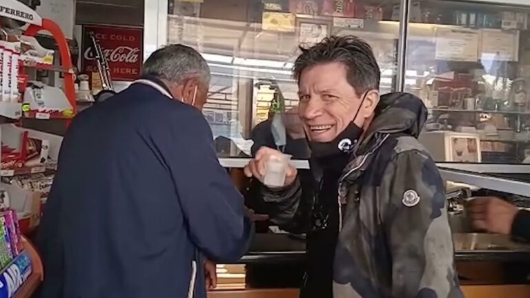 PIETRO PUZONE DOPO 25 ANNI RIABBRACCIA IL CAPITANO DELL’ISCHIA FRANCO IMPAGLIAZZO: “FELICE DI ESSERE RITORNATO SULL’ISOLA VERDE PER RIVEDERE UN GRANDE UOMO COME TARATA’”