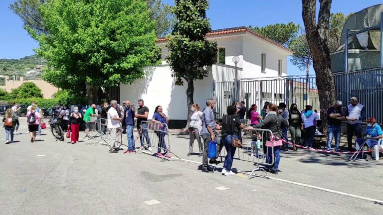 VACCINI, SARA’ SUPERATA QUOTA 35MILA: DE LUCA SABATO SULL’ISOLA PER DICHIARARE ISCHIA COVID FREE. ECCO PERCHE’ LA CAMPAGNA VACCINALE E’ ANDATA BENE