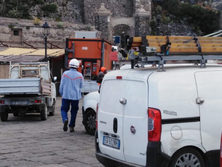 GIORNATA DA INCUBO PER 800 FAMIGLIE NEL COMUNE DI ISCHIA RIMASTE SENZA ELETTRICITA’, COLPITO ANCHE IL CASTELLO ARAGONESE: PROBLEMA RISOLTO DOPO NON POCHI DISAGI