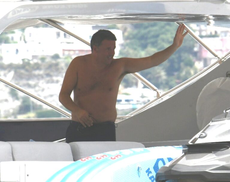 IL SENATORE MATTEO RENZI IN VACANZA AD ISCHIA: FOTO E POLEMICHE PER IL LEADER DI ITALIA VIVA