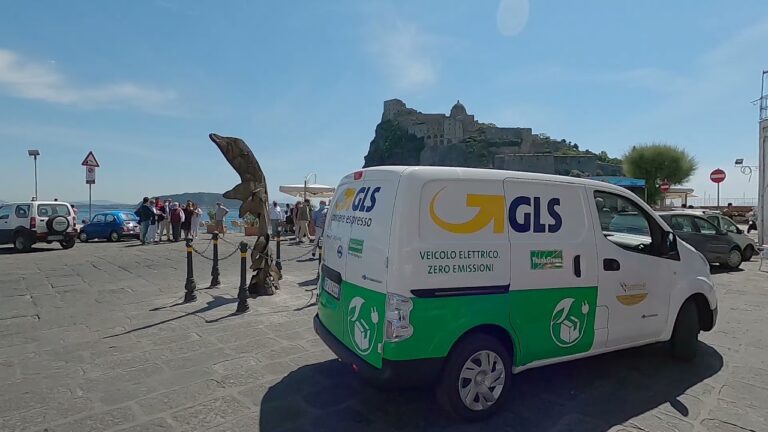 A ISCHIA PONTE PRESENTATO L’AUTOVEICOLO ELETTRICO AD EMISSIONI ZERO DI CUI SI E’ DOTATA LA LOMBARDI TRASPORTI, SVOLTA IMPORTANTE PER UN’ISOLA PIU’ GREEN