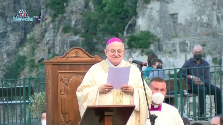 ISCHIA ACCOGLIE MONS. GENNARO PASCARELLA, DAL NUOVO VESCOVO DI ISCHIA SUBITO UN MESSAGGIO ALLE ISTITUZIONI: “PER LA DIGNITA’ DELLA PERSONA NECESSARIO IL LAVORO, SINDACI SIATE UNITI”