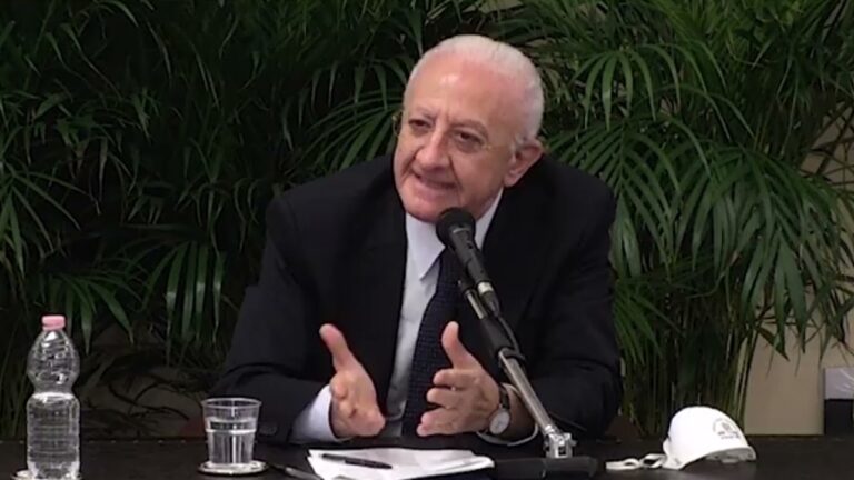 DE LUCA DEFINISCE DEMENZIALE LE POLEMICHE SULL’OBBLIGATORIETA’ DELLA MASCHERINA E AVVERTE: “EVENTUALI COMPORTAMENTI IRRESPONSABILI CI PORTERANNO AD UN NUOVO CALVARIO NEL MESE DI OTTOBRE”