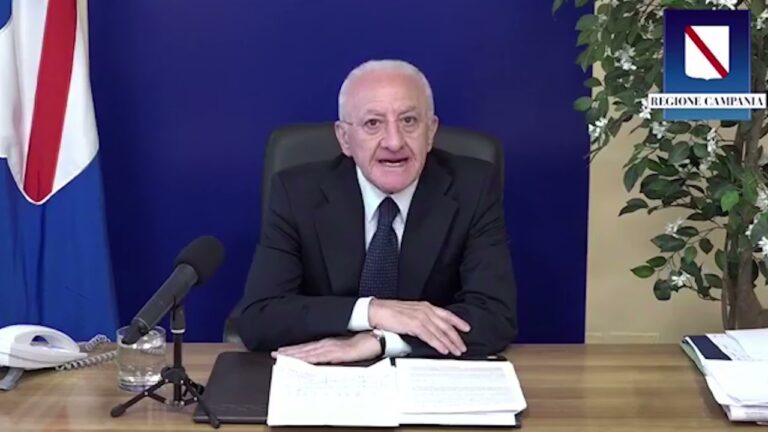 RISCHIO DIFFUSIONE COVID-19 CON LA VARIANTE DELTA, DE LUCA ANNUNCIA L’USO OBBLIGATORIO DELLA MASCHERINA ALL’APERTO E IL DIVIETO DI VENDITA DI BEVANDE ALCOLICHE DA ASPORTO DOPO LE ORE 22.00