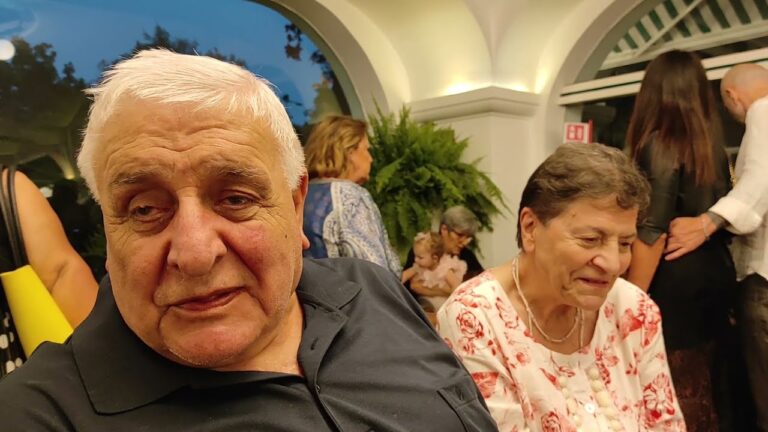 RIAPRE IL BAR CALISE DI PIAZZA DEGLI EROI SOTTO GLI OCCHI DEL CAV. EMIDDIO CALISE: “IO HO APERTO LE PORTE, ORA TOCCA A VOI”. LA FESTA PER IL PASSAGGIO DI CONSEGNE AL GRUPPO RACCIOPPOLI