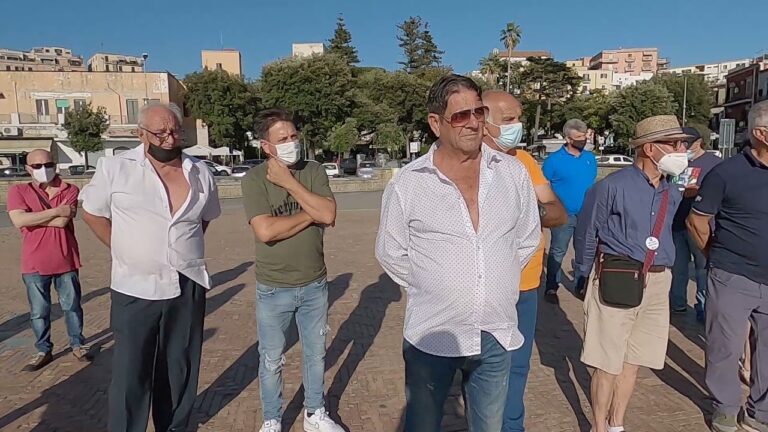 TRAGEDIA DEGLI ABBATIMENTI DELLE PRIME CASE DI NECESSITA’, A POZZUOLI RIUSCITO IL NUOVO PRESIDIO DI PROTESTA TENUTOSI IN PIAZZETTA A MARE: “BASTA FAR PIANGERE LA POVERA GENTE, SI DEMOLISCA LA GROSSA SPECULAZIONE EDILIZIA AFFARISTICA E MALAVITOSA”