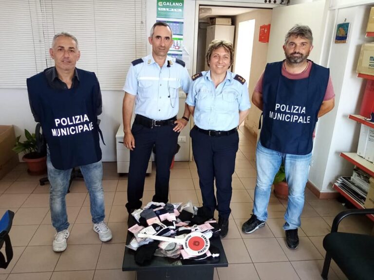 COMMERCIO AMBULANTE ABUSIVO E BICI ELETTRICHE IN ZTL: SCATTANO I CONTROLLI DELLA POLIZIA MUNICIPALE DI ISCHIA