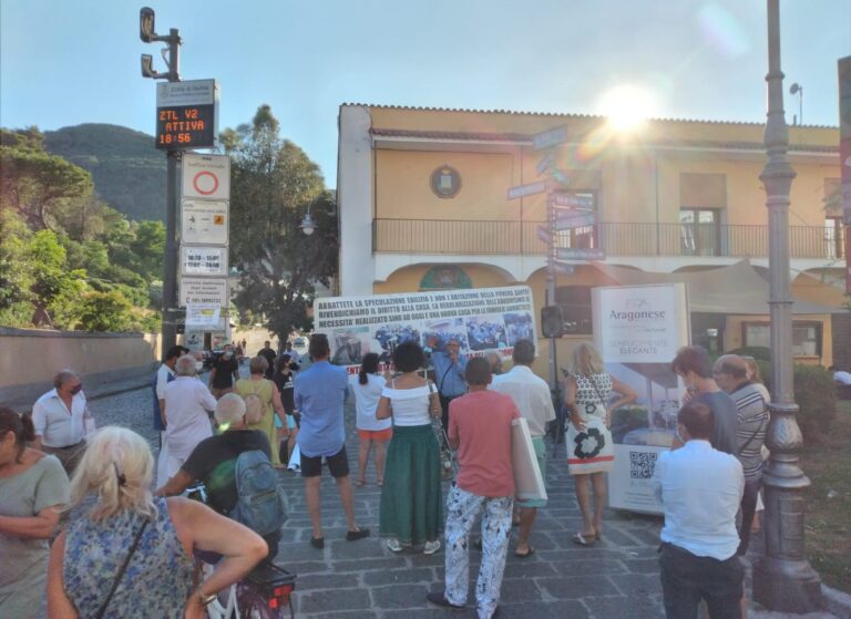 RIUSCITA E PARTECIPATA AD ISCHIA L’ASSEMBLEA DEL COORDINAMENTO REGIONALE PER IL DIRITTO ALLA CASA