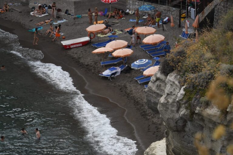 TURISTA AUSTRIACO DI 68 ANNI MUORE IN SPIAGGIA IN SEGUITO AD UN MALORE