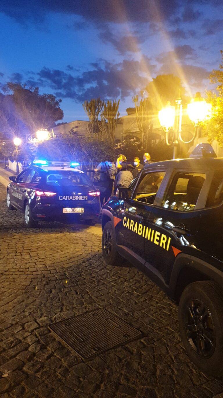 CARABINIERI E POLIZIA SUL CORSO DI CASAMICCIOLA: UN UOMO (UBRIACO) PORTATO IN CASERMA