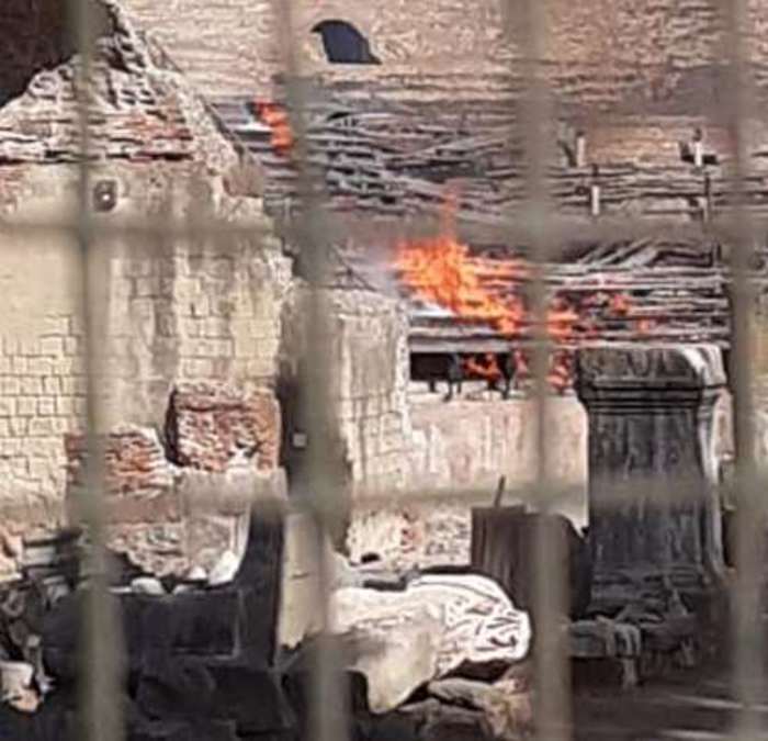 INCENDIO ALL’ANFITEATRO DI POZZUOLI, IN FIAMME LE GRADINATE. NEL POMERIGGIO AVVERTITA ANCHE UNA SCOSSA DI TERREMOTO