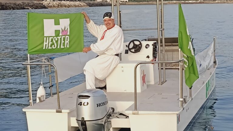 SALI IN BARCA CON PULCINELLA. AIUTA HESTER A SALVARE IL MARE DI ISCHIA E PROCIDA