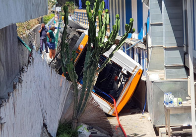 TRAGEDIA A CAPRI: UN MINIBUS PRECIPITA, MUORE L’AUTISTA, 28 PERSONE FERITE