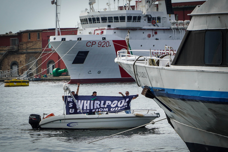 WHIRLPOOL, MANIFESTAZIONE LAVORATORI NEL PORTO DI NAPOLI. DISAGI AGLI IMBARCHI