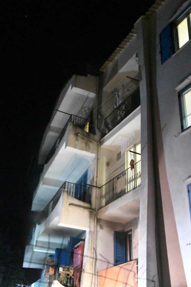 FIAMME E PAURA A CASAMICCIOLA NEL PALAZZO IRIDE: UNA BATTERIA IN CARICA SCATENA LE FIAMME, NESSUN FERITO MA INTERVENTO DIFFICILISSIMO DEI VIGILI DEL FUOCO