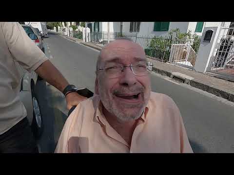 NEL COMUNE DI ISCHIA LE BARRIERE ARCHITETTONICHE UMILIANO GLI INVALIDI, GENNARO SAVIO: “INUTILE CHE GLI AMMINISTRATORI SI VANTINO PER AVER REALIZZATO L’ASCENSORE IN MUNICIPIO SE POI AL COMUNE IN CARROZZINA NON CI SI PUO’ ARRIVARE NEMMENO ATTRAVERSO I MARCIAPIEDI”