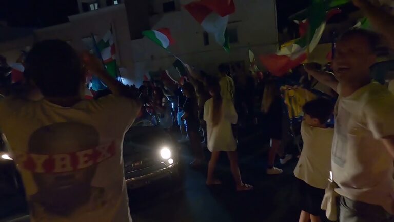 L’ITALIA VINCE L’EUROPEO! ISCHITANI E TURISTI FESTEGGIANO IN TUTTA L’ISOLA, DELIRIO A PIAZZA DEGLI EROI. NESSUN FERITO E NIENTE DANNI, MA I CARABINIERI DENUNCIANO DUE CASAMICCIOLESI IN POSSESSO DI PETARDI ILLEGALI