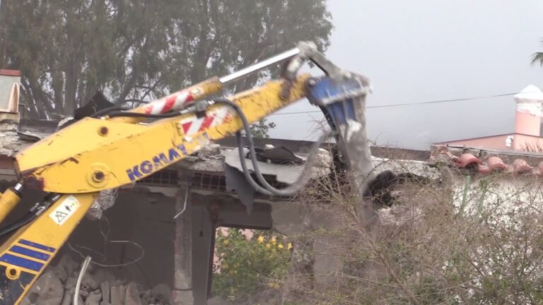 GENNARO SAVIO: “BASTA DEMOLIRE CASE DELLA POVERA GENTE, SI ABBATTA LA GROSSA SPECULAZIONE EDILIZIA E GLI ECOMOSTRI DI STATO”