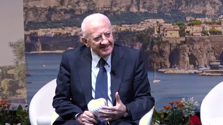 DE LUCA SU MASCHERINE E VACCINAZIONE: “NECESSARIO INDOSSARLE ANCHE ALL’APERTO, I VACCINI IN CASO DI EMERGENZA LI RENDEREI OBBLIGATORI”