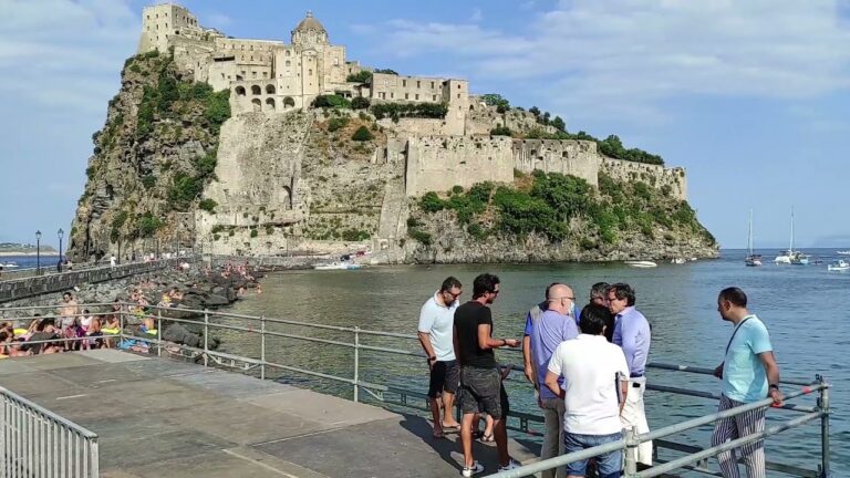 SANT’ANNARE’: FORIO SE LA RIDE, ISCHIA SI ACCONTENTA! UN SUCCESSO IL CONCERTO DI GIGI D’ALESSIO MA DUE PESI E DUE MISURE PER LA FESTA DI SANT’ANNA?