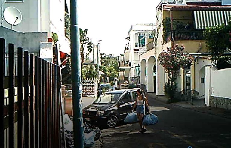 AFFITTANZE TURISTICHE, BICI E MONOPATTINI IN Z.T.L E SACCHETTO “SELVAGGIO”, CONTINUANO I CONTROLLI DELLA POLIZIA MUNICIPALE DI ISCHIA. IN CORSO DI INSTALLAZIONE ANCHE LE TELECAMERE DI VIDEOSORVEGLIANZA SUI PUNTI NEVRALGICI DEL TERRITORIO