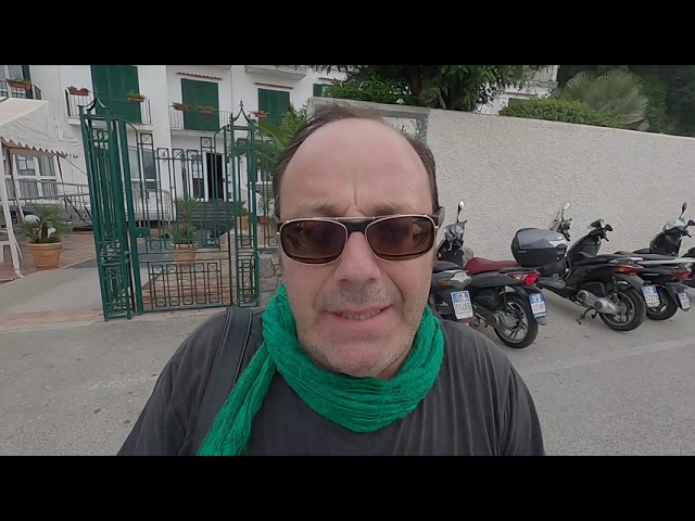 ALL’ESTERNO DEL MUNICIPIO DI FORIO RIMOSSO IL MURALE DI GALLO E SUI SOCIAL MONTA LA POLEMICA: “COME HA POTUTO L’AMMINISTRAZIONE COMUNALE CANCELLARE UN’OPERA FINANZIATA CON FONDI PUBBLICI NEL 2018?”