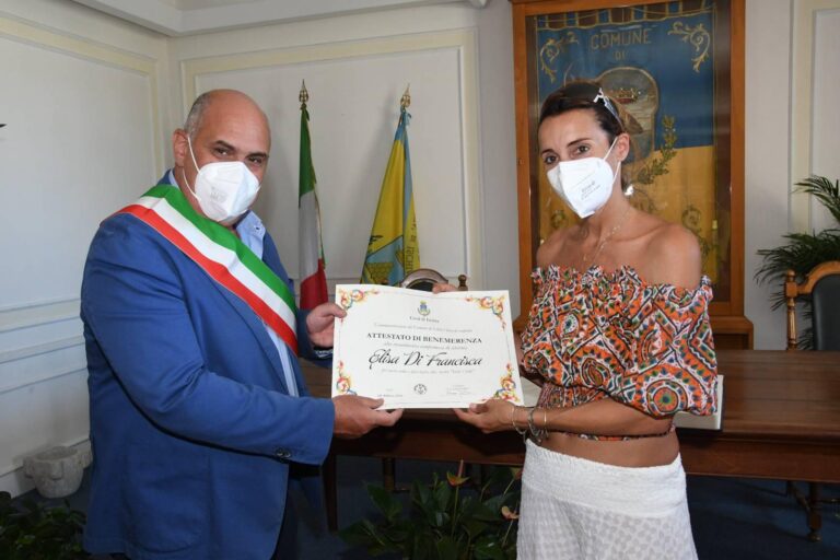 ELISA DI FRANCISCA PREMIATA DALL’UNSI ISCHIA E INSIGNITA DAL COMUNE  DEL TITOLO DI AMBASCTRICE DI ISCHIA NEL MONDO