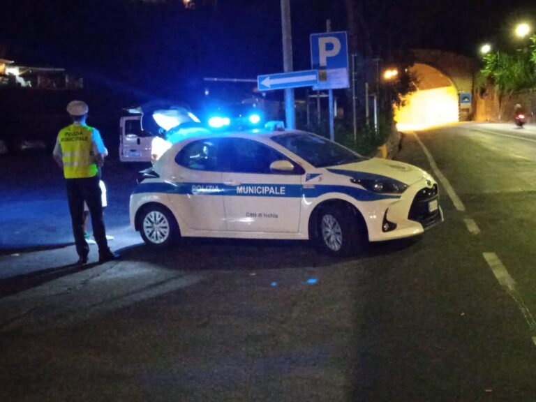 STRETTA SUI CONTROLLI DELLA POLIZIA MUNICIPALE DI ISCHIA: AUTOVELOX NOTTURNO SULLA VARIANTE ESTERNA E INTERVENTI ALL’ALBA SULLE SPIAGGE