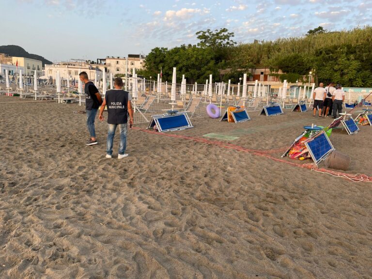 ATTREZZATURE DA SPIAGGIA E MEZZI ELETTRICI SEQUESTRATI DALLA POLIZIA MUNICIPALE DI ISCHIA E NUOVA STRETTA SULLE AFFITTANZE TURISTICHE