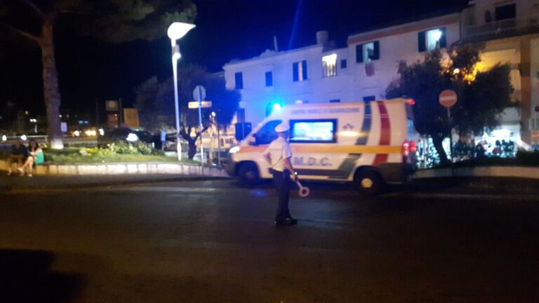GIOVANE TURISTA SBARCA E SI SENTE MALE: POSITIVO AL COVID, SOCCORSO DALLA POLIZIA MUNICIPALE
