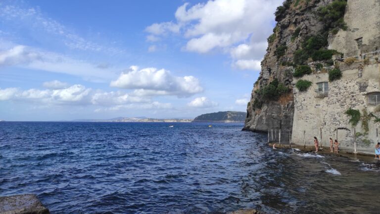 ISCHIA PONTE, RAGAZZI IN BALIA DELLE ONDE: LI SALVA LUCA VITOZZI CON UN PEDALO’