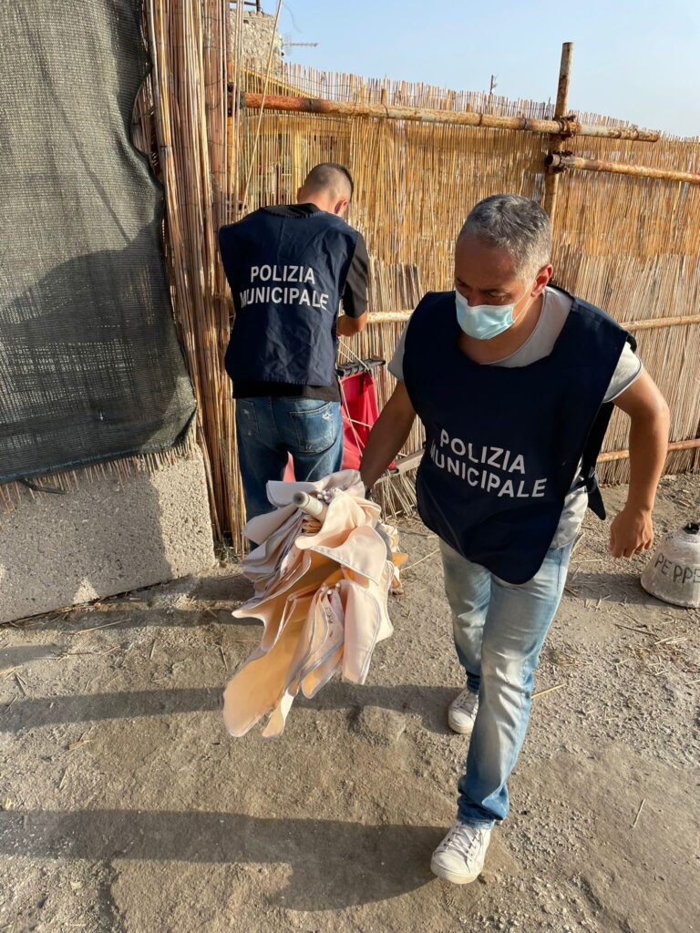 POLIZIA MUNICIPALE E GUARDIA COSTIERA DI ISCHIA SEQUESTRANO OMBRELLONI ABUSIVI SULLE SPIAGGE LIBERE ISCHITANE