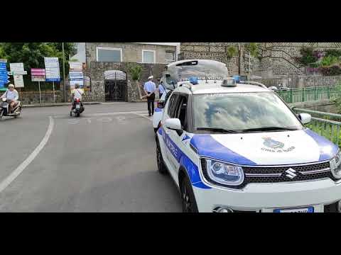 STOP ALLE CORSE NOTTURNE E AGLI OMBRELLONI ABUSIVI: DOPPIO BLITZ DELLA POLIZIA MUNICIPALE DI ISCHIA