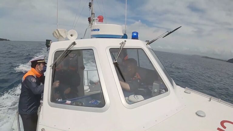 PAURA A FORIO: A CITARA UN BAGNANTE SALVATO DA BAGNINO E GUARDIA COSTIERA, NEL PORTO DI FORIO IN FIAMME UNA BARCA